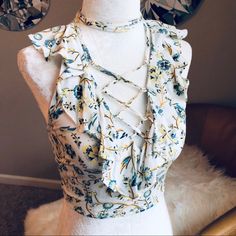 Kendall & Kylie - Floral Crop Top. New With Tags. Cottage Core Crop Top, Fitted Floral Print Crop Top For Beach Season, Summer Floral Print Crop Top For Party, Crochet Long Sleeve Tops, Button Crop Top, Turtle Neck Crop Top, Patterned Crop Top, Black Floral Top, Small Crop Tops