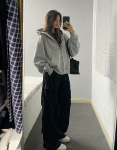 Fitted Hoodie Outfit, Winter Outfits Hoodie, Hoddies Outfits Woman, Simple Korean Outfits, Classy Summer Fashion, Edgy Summer Outfits, Edgy Summer, Uni Outfits, Cold Outfits