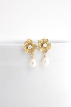 Gold Bridal Freshwater Pearl Earrings Wedding by EstyloJewelry Bridal Hair Half Up, Pearl Earrings Designs, Bridal Veil Falls, Gold Earrings Wedding, Bridal Dresses Lace, Pearl Earrings Wedding, Bridal Earrings Drop, Bridal Earrings Pearl, Freshwater Pearls Earrings