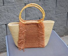 La borsa tote di rafia di viscosa lucida con i manici di bamboo foderata con il tessuto di cotone. Al interno della borsa ci sono due tasche (una con la cerniera). Le misure dello sfondo 7×21 cm. L'altezza della borsa è 20 cm. I macini sono ovali e misutano 17 cm nella parte piu lunga. Summer Beach Bag With Rolled Handles In Jute, Summer Straw Bucket Bag With Rolled Handles, Summer Jute Shoulder Bag With Rolled Handles, Summer Crochet Bag With Rolled Handles For Vacation, Summer Brown Beach Bag With Bamboo Handle, Summer Vacation Crochet Bag With Rolled Handles, Brown Crochet Bag With Handles For Beach Season, Summer Crochet Jute Bag With Bamboo Handle, Summer Natural Crochet Bag With Rolled Handles