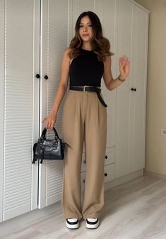 Summer Interview Outfits Women, Dressy Summer Outfits 2023, Tshirt And Slacks Women, Young Elegant Outfit, Classy Outfits Summer Chic, Casual Chic Outfits Summer Classy Simple, Trendy Business Casual Outfits For Women Summer, Business Casual Hot Weather, Job Outfits For Women