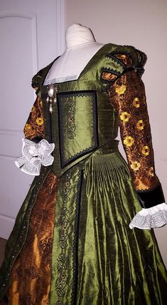 Custom embroidered 16th Century court gown by Christine Helman of Designs From Time. Elizabethan Gown, Elizabethan Dress, Tudor Gown, Elizabethan Fashion, 16th Century Fashion, Tudor Dress, Tudor Fashion, Tudor Costumes, Costume Wedding