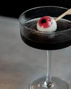 Black coloured Martini with a candy eye as decoration. Easy Martini, Chocolate Fondue, Super Easy, Share It, Friends Family