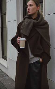 Oversized Brown Coat Outfit, Coat Outfit Ideas For Women, Coat Outfit Ideas, Long Coat Outfit, Winter Coat Outfits, Outfit Ideas For Women, Long Winter Coats, Coat Outfit, Winter Outfit Inspiration