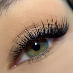 Eyelash Extensions Styles Cat Eye Wispy, Whisky Volume Lashes, Eyelash Extensions With Glitter, Perfect Eyelash Extensions, Whispie Eyelash Extension, Light Wispy Lashes, Hybrid Wispy Eyelash Extensions Cat Eye, Short Wispy Lash Extensions, Light Eyelash Extensions