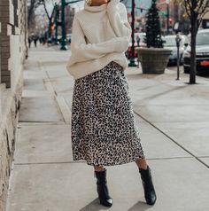 How To Style Oversized Sweater With A Leopard Skirt Midi Rock Outfit, Colorado Fashion, Winter Lifestyle, Relaxed Chic, Chic Clothing Style, Long Outfit, Turtleneck Outfit, Midi Skirt Outfit, Pull Oversize