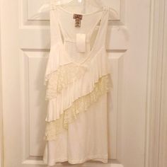 Nwt Eyelash Couture Women's Large Cream Vneck Ruffled Lace Top Chest 38" Length 30" Cream V-neck Tops With Ruffles, Ruffle Lace Top, Sheer Floral Blouse, Coral Lace, Ruffle Tank Top, Cowl Neck Dress, Couture Tops, Pink Sequin, Lace Back