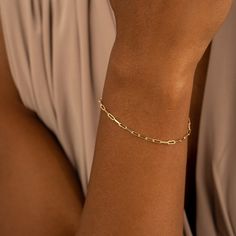 Embrace modern minimalism with the Thin Paperclip Chain Bracelet. Its chain - crafted from gleaming 14k gold - features elongated links that catch the light with subtle grace. More than just a simple chain, this bracelet reimagines an everyday object in a surprisingly elegant way. - Handmade - Solid Gold - The Dimension of the Each Link: 1.7 mm x 5 mm 🛠 Your Sarah Elise piece is handcrafted with care! Ready-to-ship items go out within 3 business days. Made-to-order pieces typically take 7-10 business days to create. If you need something sooner, please contact us - we'll see if we can make it happen! For estimated shipping dates and tracking, check your Etsy account under 'Orders'. 🚐Orders under $200 are sent with USPS First Class Mail tracking; orders more than $200 are sent with FedEx Memory Ring, Paperclip Bracelet, Permanent Jewelry, Gold Chain Bracelet, Solid Gold Bracelet, Handmade Fine Jewelry, Bracelet Dainty, Solid Gold Chains, Dainty Chain