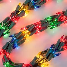 a bunch of lights that are on top of a white surface with red, green and yellow lights