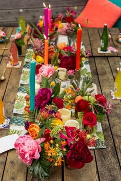 Centro de mesa com flores rosas e vermelhas e velas Authentic Mexican Wedding, Fiesta Wedding, Wedding Tablescape, Boda Mexicana, Outdoor Dinner, Bright Wedding, Flower Crown Wedding, Mexican Wedding, Authentic Mexican