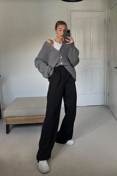 Looks minimalistas con pantalones acampanados | Es la Moda Slouchy Work Outfit, Casual Sweater And Leggings Outfit, Style Chunky Cardigan, Styles With Cardigans, Black Pants And Cardigan Outfit, Minimalist Cardigan Outfit, Grey Chunky Cardigan Outfit, Everyday Autumn Outfits, Black Jeans Winter Outfits