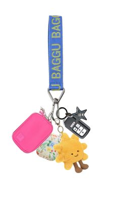 Car Keychain Ideas, Keychain Aesthetic, Girly Car Accessories, Baggu Bags, Keychain Ideas, Car Deco, Girly Car, Car Essentials, Handbag Essentials