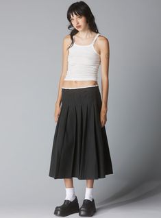 Low-waisted pleated skirt with a raw edge waistband. The drop waist and raw details turn the classic pleated skirt into a more sophisticated look. Secured by a zipper, perfect for belt layering. 55% Cotton 45% Tencel UWSK-1166 Imported Model is 5'9" and wearing a size S. Uniqlo Pleated Skirt, Belt Layering, Low Waist Skirt, Drop Waist Skirt, Pleated Skirt Outfit, Pleats Skirt, Black Pleated Skirt, Pleated Skirts, Low Waisted