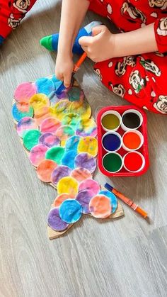 Baker Ross on Instagram: "🧜‍♀️ Amazing mermaid tail! 🧜‍♀️ We love this technique by @create_make_and_play using cotton pads to create an almost tie dye effect. Its also a great way to upcycle some spare cardboard. Do you have any craft plans for the summer holidays? 😎 #bakerross #getkidscrafting #mermaid #tiedye" Preschool Color Theme, Little Mermaid Crafts, Craft Cardboard, Toddler Sensory Bins, Mermaid Tails For Kids, Mermaid Kids, Holiday Activities For Kids