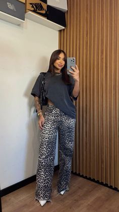 Animal Print Going Out Outfit, Casual Leopard Print Bottoms For Night Out, Comfy Night Out Outfit, Leapord Pants Fit, Animal Print Pants Outfit, Salon Outfit Ideas, Bar Crawl Outfit, Outfit Animal Print, Leopard Pants 2022