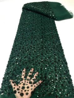 Migliora il tuo stile personale con la nostra splendida collezione di tessuti con paillettes. Sperimenta l'arte di creare capi e accessori unici che riflettono la tua individualità. Il nostro tessuto con perline glitterate ricamate con paillettes irradia un'incantevole brillantezza, ornato con squisiti elementi decorativi come paillettes, paillettes e lustrini. Realizzato meticolosamente per individui alla moda, questo tessuto incarna l'eleganza e il glamour, dandoti la possibilità di trasformare i tuoi sogni di moda in realtà. Migliora il tuo guardaroba e abbraccia il fascino del nostro tessuto con paillettes: una scelta perfetta per chi cerca una dichiarazione di stile. Venduto con incrementi di 5 iarde: ogni borsa include 5 iarde.


 100% poliestere

 Larghezza: 51/52"

 Utilizzo: abbig Embroidered Green Sequin Fabric For Party, Green Embroidered Sequin Fabric For Party, Fitted Green Sequin Fabric With Rhinestones, Green Sequined Embroidered Fabric For Party, Party Green Sequined Embroidered Fabric, Green Sequin Fabric For Wedding, Green Embellished Embroidered Fabric For Party, Green Sequin Wedding Fabric, Holiday Wedding Embellished Sequin Fabric