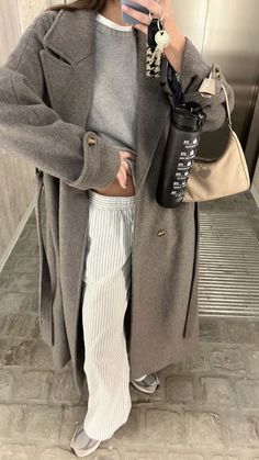 Celebrities Winter Outfits, Grey Sweater Outfit, Chique Outfit, Oversized Grey Sweater, Look Adidas, Estilo Indie, Skandinavian Fashion, Autumn Fits, Elegante Casual