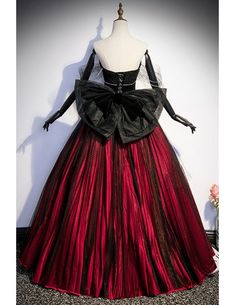 Red And Black Ball Gown, Red Ballgown, Fashion Vampire, Ballgown Prom Dress, Goth Wedding Dresses, Wedding Dress Cake, Stunning Bridesmaid Dresses, Alice Angel, Movie Ideas