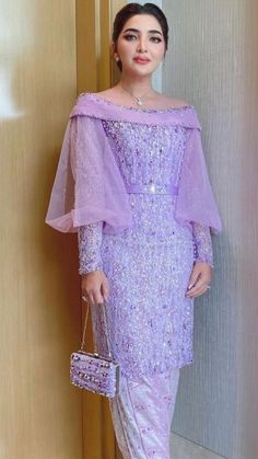 Brokat Atasan, Embroidery Dress Diy, Kebaya Simple, Dress Brokat Modern, Islamic Fashion Dresses, Gamis Dress, Kebaya Dress, Traditional Dresses Designs, Thai Traditional Dress