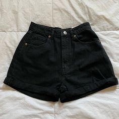 Never Worn In Great Condition I’m Pregnant So I Can’t Fit These High Waisted Size: 4 Black Shorts For School, Look Shorts Jeans, Black Shorts Aesthetic, Cute Shorts Outfits, Black Jean Shorts Outfit, Zara Jean Shorts, Womens Jean Shorts, Jean Shorts Black, Shorts Aesthetic