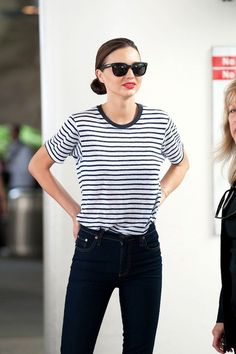 Simple stripes. Striped Tshirt Outfits, Red White Striped Shirt, Stripes Tshirt, Striped Tshirt, Jeans Trend, Casual Chique, Stripe Top, Casual Stripes, Miranda Kerr