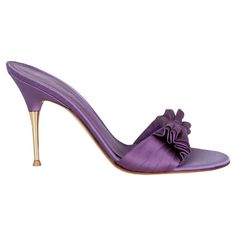 100% authentic Gianvito Rossi mules in lilac satin with bow detail on top. Brand new. Measurements Imprinted Size 37 Shoe Size 37 Inside Sole 24cm (9.4in) Width 7.5cm (2.9in) Heel 10cm (3.9in) All our listings include only the listed item unless otherwise specified in the description above. Elegant Slip-on Sandals With Bow, Chic Silk Heels For Summer, Summer Formal Silk Heels, Designer Formal Sandals With Bow, Silk Heels For Spring Evening, Silk Heels For Spring Formal Occasions, Silk Heels For Spring Formal Events, Silk Heels For Formal Spring Occasions, Silk Evening Heels For Spring