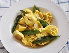 Tortellini mit Spinat-Käse-Füllung und Salbeibutter Rezept Sage Recipes, Lazy Dinners, Butternut Squash Ravioli, Best Spaghetti, Tortellini Recipes, Filled Pasta, Tortellini Pasta, Drying Pasta, Serious Eats