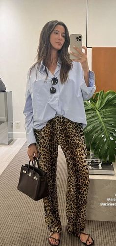 Casual Chic Summer Outfits 2024, Animal Print Pants Outfit, Funky Business Casual, Leopard Pants Outfit, Summer Casual Outfits, Leopard Print Outfits, Leopard Outfits, Leopard Jeans, English Room