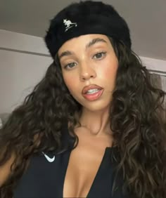 black outfit, kangol fur beret, black nike sleeveless zip up bodysuit, wavy/curly hair, gold rings, french nails, simple makup, mirror photo Beret Curly Hair, French Beret Outfit, Fur Scarf Outfit, French Nails Simple, Beret Kangol, Colorado Fits, Zip Up Bodysuit, Kangol Caps, Beret Outfit