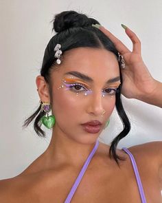 Festival Makeup Looks, Rhinestone Ideas, Festival Eye Makeup, Coachella Makeup, Face Rhinestones, Scene Makeup, Pride Makeup, Face Jewels