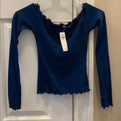 Teal Hollister Top Trendy Blue Ruffled Tops, Trendy Blue Tops With Ruffles, Blue Ruffled Tops For Fall, Hollister Crop Tops, Hollister Hoodie, High Neck Tank Top, Purple T Shirts, Hollister Tops, Ruffle Top