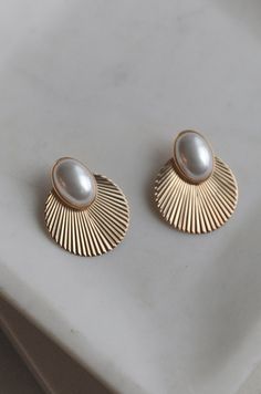 Add a statement touch to your style with these elegant Seashell Earrings. Crafted with lightweight brass and featuring a pearl, these earrings boast a push back closure for comfortable wear. Perfect for any special occasion. Oversized Earrings, Seashell Earrings, Unique Clothes For Women, Clam Shell, Shell Earrings, Earring Sale, The Gold, Online Clothing Stores, Online Boutiques