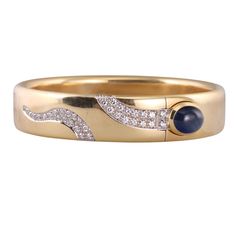 18k gold Pomellato bracelet, with 10.7 x 8mm sapphire cabochon and approx. 0.80ctw G/VS diamonds. ~ Just purchased inventory from a high end boutique store in Europe. All jewelry is brand new/store samples, with tags ~ DESIGNER: Pomellato MATERIAL: 18k Gold GEMSTONES: Sapphire, Diamond DIMENSIONS: Bracelet will fit approx. 7" wrist and is 14mm wide. MARKED/TESTED: Pomellato, Italian mark, 750. WEIGHT: 66.8 grams CONDITION: New/Store Sample Pomellato Bracelet, High End Boutique, Sapphire Bangle, Fit App, Sapphire Cabochon, Boutique Store, Vs Diamond, Boutique Stores, Gold Bangle Bracelet