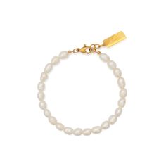 Élisabeth Perrin Pearl Bracelet - This bracelet features a classic and elegant aesthetic. It's composed of a string of iridescent, off-white pearls that offer a timeless appeal. The pearls are moderately sized, suggesting a delicate and sophisticated charm suitable for both formal and casual occasions. The hardware of the bracelet is made of stainless steel 316L, known for its durability and resistance to tarnish, adding a practical quality to its luxurious look. The bracelet has a chain length Stainless Steel Plate, Jewelry Essentials, Waterproof Jewelry, Classic Jewelry, Jewelry Plate, Bracelet Gift, Pearl Bracelet, Pearl White, Timeless Beauty