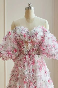 Faites ressortir votre fée des fleurs intérieure avec nos robes de bal fleuries ! Ces superbes robes présentent des motifs floraux délicats, des décolletés élégants à épaules dénudées et une silhouette de princesse pour un look de rêve et enchanteur. Parfaites pour tout bal ou occasion spéciale, vous vous sentirez comme une véritable princesse de conte de fées dans nos robes de bal fleuries multicolores blanches fuchsia Flower Fairy.

 Détail de l'article

 Tissu : Dentelle
 Silhouette : A-ligne
 Manches : Sans manches
 Couleur : comme sur l'image, couleur personnalisée
 Détails du dos : Fermeture éclair vers le haut

 Taille : Taille personnalisée. Veuillez vérifier attentivement notre tableau des tailles standard si vous choisissez une taille standard et assurez-vous que la taille stand Blue Mermaid Prom Dress, White Fuchsia, Hot Prom Dress, Prom Look, Long Sleeve Homecoming Dresses, Princess Silhouette, Floral Prom Dresses, Satin Homecoming Dress, Prom Dresses Yellow