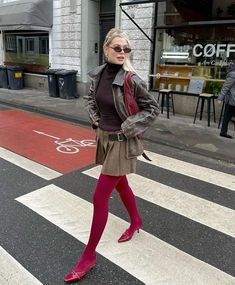 Linda Sza, Mixed Prints Outfit, Cold Spring Outfit, Outfit Inso, Lookbook Inspiration, Red Tights, London Fashion Weeks, Sleek Dress, Effortlessly Chic Outfits