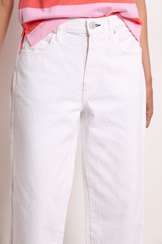 A relaxed leg brings effortless style to the Billie jean by AMO, featuring a mid-rise waist, white wash, and cotton denim fabric. The clean hems are cropped to the perfect ankle length for showing off your favorite footwear. Summer Cropped Jeans With Frayed Hem, Trendy High Rise White Jeans, White Straight Hem Summer Jeans, White Straight Hem Jeans For Summer, White Wide Leg Jeans With Frayed Hem, White Cropped Jeans With Five Pockets, Chic White Jeans With Straight Hem, Chic White Straight Hem Jeans, White Relaxed Fit Cropped Jeans