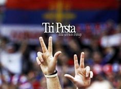 two hands are in the air with their fingers up and there is a sign that says ti pista