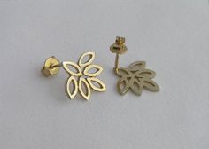 Solid 14k gold leaf stud earrings. These dainty marquise shaped leaves studs, remind me of the lotus blossom. They drop just a little below the earlobe and are beautiful and and elegant, lightweight and comfortable to wear. Get them as a gift for your wife or girlfriend, or as gift for yourself! The earrings measures: 1.4 by 1.5 cm/ 0.5 by 0.6 inch, and have a shiny finish. I also make these earrings in sterling silver: https://www.etsy.com/listing/189038161 And as dangle gold earrings with Blue Yellow Gold Leaf-shaped Earrings For Pierced Ears, Yellow Gold Leaf Earrings, Unique Studs, Lotus Earrings, Studs Gold, Gold Leaf Earrings, Lotus Blossom, Solid Gold Earrings, Silver Cat