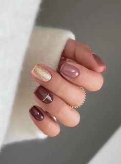 Discover a variety of classy and simple Thanksgiving nail designs that are perfect for fall. Whether you love bold colors or subtle November shades, like this brown manicure with gold glitter, you'll find the perfect nail art ideas to complement your holiday look! Mauve And Brown Nails, Fall Gel Polish Nail Designs, After Thanksgiving Nails, Cute Fall Nail Designs Acrylics, Thanking Nails, Brown Gel Nails Ideas, Gel Nails Polish Ideas, Autumn Nails Glitter, Minimalist Thanksgiving Nails