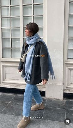 Get inspired by this cozy casual autumn outfit featuring a stylish blue maxi scarf, a nice casual jacket, blue denim and Ugg botts. Perfect for creating a warm and inviting autumn outfits aesthetic, this look combines comfort with fashion. Explore fall outfit ideas that are both stylish and practical for the cooler months ahead. #CasualAutumnOutfit #CozyFallOutfit #FallOutfitInspiration #AutumnOutfitsAesthetic #BlueScarfOutfit #FallFashion #AutumnStyle #CozyVibes #FallLayers #OutfitInspo Vinter Mode Outfits, 40s Mode, Skandinavian Fashion, Pullover Outfit, Cold Outfits, Mode Inspo, 가을 패션, Autumn Outfit, Outfit Inspo Fall