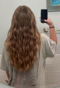 Aesthetic Blonde Hairstyles, Beach Dirty Blonde Hair, Blond Hair Inspo Highlights, Slightly Wavy Hair Natural, Hair Inspo Color Natural, Long Wavy Hair Aesthetic, Thick Long Blonde Hair, Dirty Blonde Wavy Hair