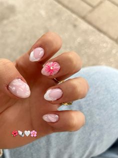 Summer nail inspo with a flower White Hibiscus Nails, Short Nail Inspo 2024, Gel Flower Nails, Island Nails Tropical, Hawaii Nail Designs, Moana Nails, Hawaiian Nails, Hawaii Nails, Elegant Touch Nails