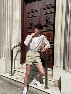 80s vibes #fashion #style #ootd #wiwt #outfit #outfitinspo #androgynousfashion #androgynous #androgynousstyle Male Outfit Feminine, 80s Fashion Men Summer, Feminine Guy Outfits, Androgynous Men Outfits, Androgynous Beach Outfits, Summer Outfits Androgynous, Men’s 80s Fashion Summer, Androgynous Fashion Male, Androgynous Fashion Summer