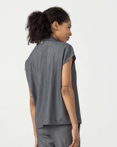 Modern, and sleek featuring a collared detail, our Capri top offers a looser fit. With a front chest pocket and 2 side pockets, it's safe to say our Capri top is the perfect combination of style and functionality. - Oversized fit - Modern collar style - Total of three pockets ✓ One front chest pocket ✓ Two side-angled pockets - Draped shoulder design Collared Camp Shirt With Pockets, Collared Tops For Workwear With Placket, Modern Camp Collar Tops For Spring, Everyday Collared Camp Shirt With Pockets, Modern Spring Tops With Camp Collar, Versatile Everyday Collared Shirt, Solid Color Relaxed Fit Top With Camp Collar, Relaxed Fit Solid Top With Camp Collar, Relaxed Fit Camp Collar Tops