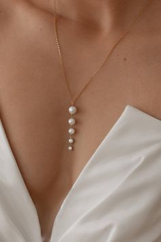 The Catherine Pearl Necklace is handcrafted with a 14k gold-filled adjustable chain and 5 descending size freshwater pearls. Packaged in an elegant plastic-free reusable jewelry box, this necklace makes the perfect gift or special treat for oneself.   *14k gold-filled chain adjustable up to 50cm *Freshwater pearls 8, 7, 6, 5, 4mm *Hypoallergenic, suitable for even the most sensitive skin *Delivered in a 100% silk jewelry pouchette inside a gift box *Sustainable magnetic closure jewelry box and c Jewelry Elegant Classy, Vintage Wedding Necklace, Silver And Pearl Necklace, Timeless Jewelry Pieces, Elegant Necklaces Classy, Elegant Jewelry Classy, Wedding Necklaces For Bride, Bride Accessories Jewelry, Elegant Pearl Jewelry