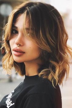 Curtain Bangs And Layers, Bangs And Layers, Medium Layered Haircuts, Medium Layered Hair, Medium Length Hair With Layers, Wavy Haircuts, Shoulder Length Hair Cuts, Short Wavy Hair, Penteado Cabelo Curto