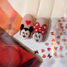 Cute Drawings Nails, Minnie And Mickey Nail Designs, Minnie Mouse Valentines Nails, Mickymaus Nail Art, Mickey Valentines Nails, Cartoon Art On Nails, Mickey Mouse Nails Design, Disney Valentines Nails, Nail Drawing Designs