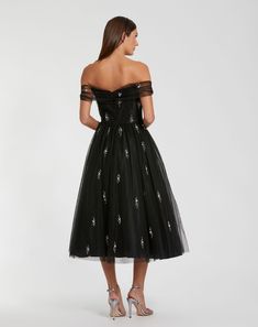 Elegante vestido de cóctel de tul en forma de A, acentuado con grupos de perlas cosidos a mano en todo el corpiño y la falda.



 Ieena para Mac Duggal

 Tejido de tul con cuentas (100 % poliéster)

 Totalmente forrado en todo el cuerpo.

 Escote corazón con hombros descubiertos




 Sin mangas

 Detalles embellecidos

 Cremallera trasera oculta

 Largo aproximado desde el hombro hasta el dobladillo: 50"

 Disponible en negro

 Estilo #26498 Tulle Cocktail Dress, Mac Duggal Dress, Beaded Tulle, Cinderella Dresses, Pearl Cluster, Black Tie Wedding, Mac Duggal, Tulle Fabric, Black Cocktail Dress