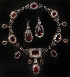 Art deco Vintage inspired  925 silver Cubic Zircona Garnet royal necklace set, drop and dangle earrings  Metal Purity:925 Metal weight:80.00 gram Stone :CZ Zircon   Ctw: 25.900 ctw Gemstone: Garnet  Gemstone weight: 29 ctw Necklace finished colour: Yellow Gold white gold Item Length: 17 inch Earring length: 2.00 inch 5 star service available  *Handmade item# *Free shipping worldwide# *Free engraving# *For other queries contact us any time # *Metal available: Sterling Silver Rose gold, yellow gol Victorian Jewelry Aesthetic, Luxury Silver Pendant Jewelry Sets, Opulent Silver Jewelry With Elegant Design, Luxury Silver Jewelry Sets With Gemstones, Luxury Silver Jewelry Sets With Jewels, Opulent Silver Jewelry For Gifts, Opulent Silver Jewelry Gift, Opulent Silver Jewelry With Intricate Design, Elegant Jewelry Sets With Intricate Pendant Design